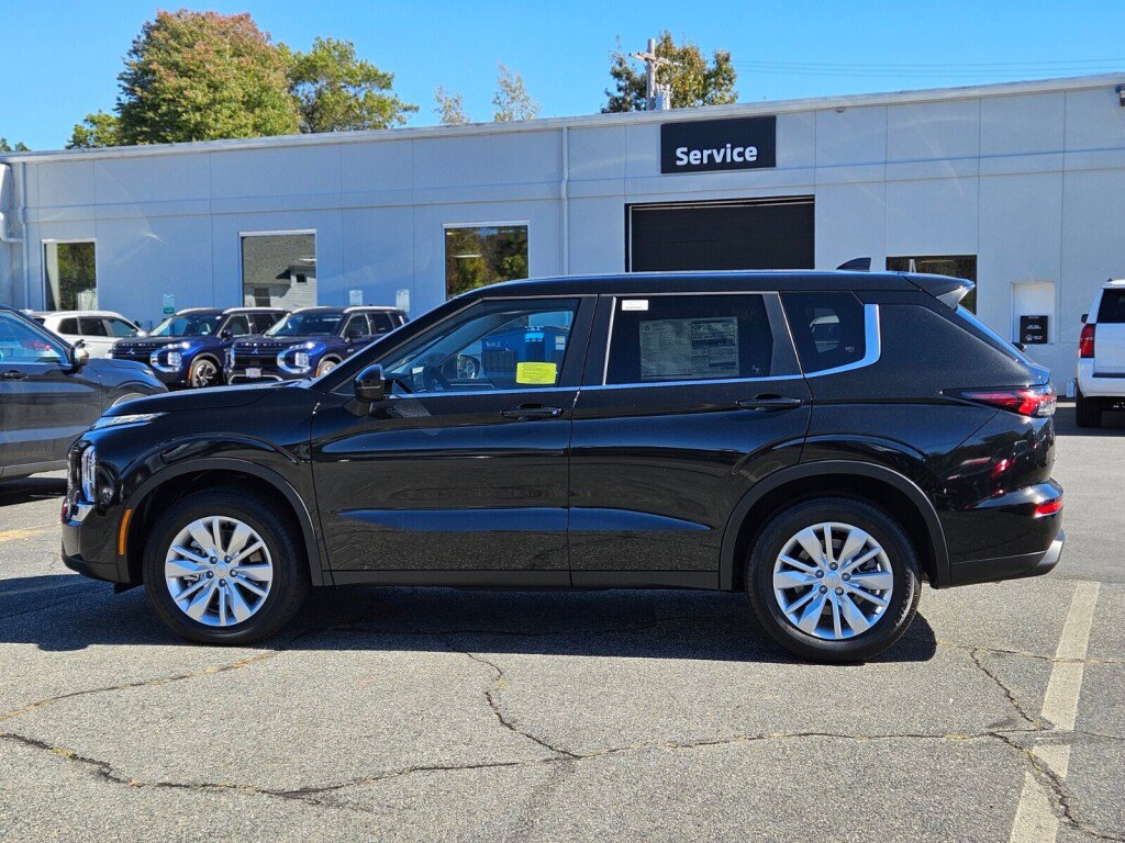 New 2025 Mitsubishi Outlander ES image 2