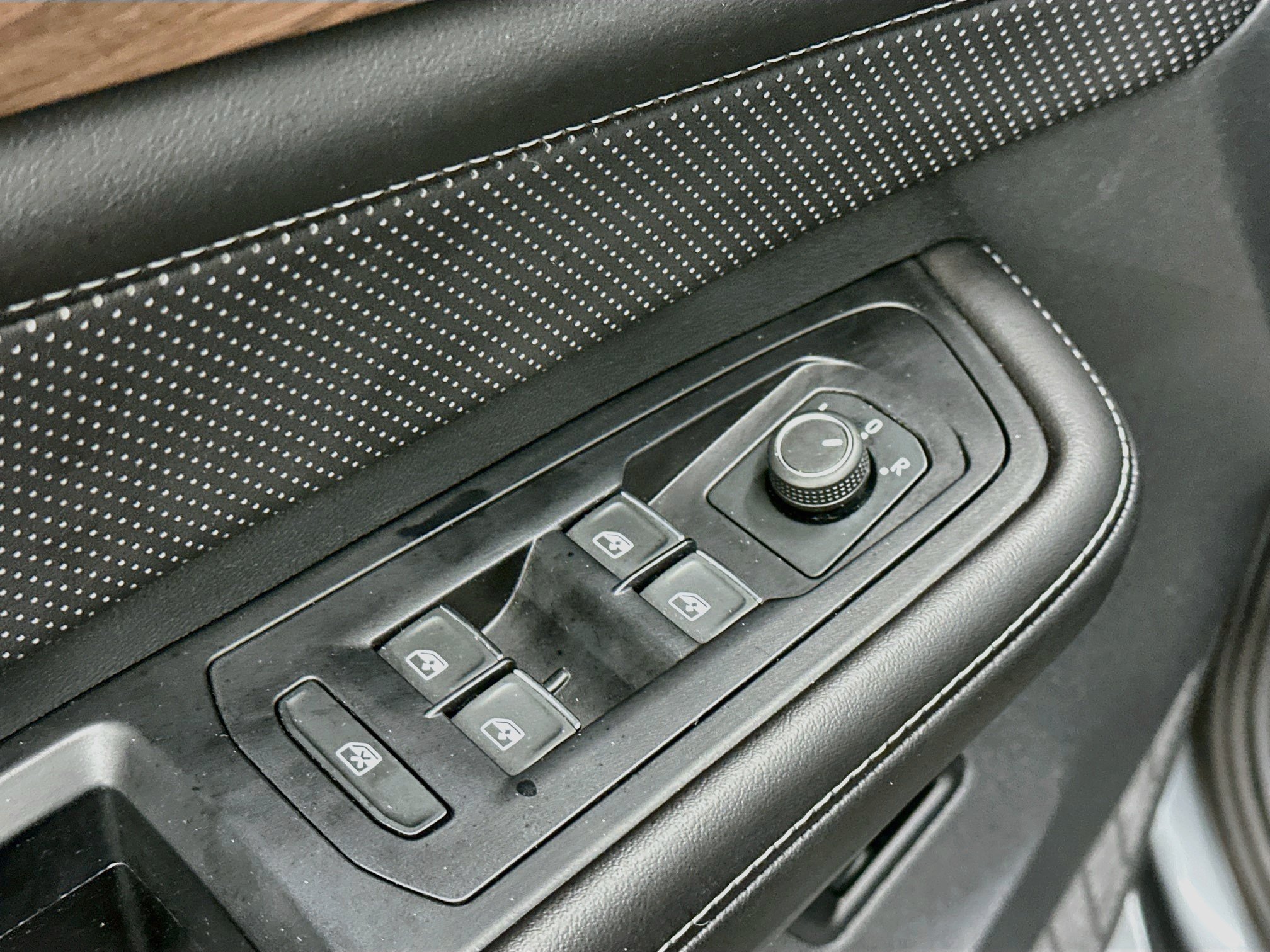 Used 2025 Volkswagen Atlas SE AWD/4WD image 15