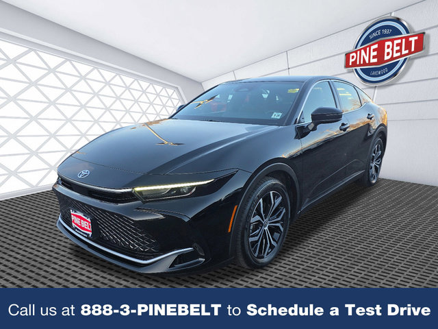 Used 2023 Toyota Crown XLE image 1