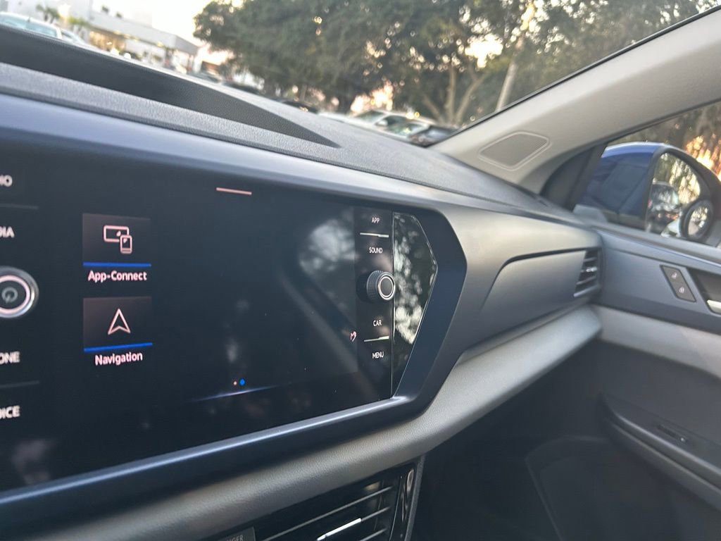 Used 2022 Volkswagen Taos SE w/ Driver Assistance Package image 13