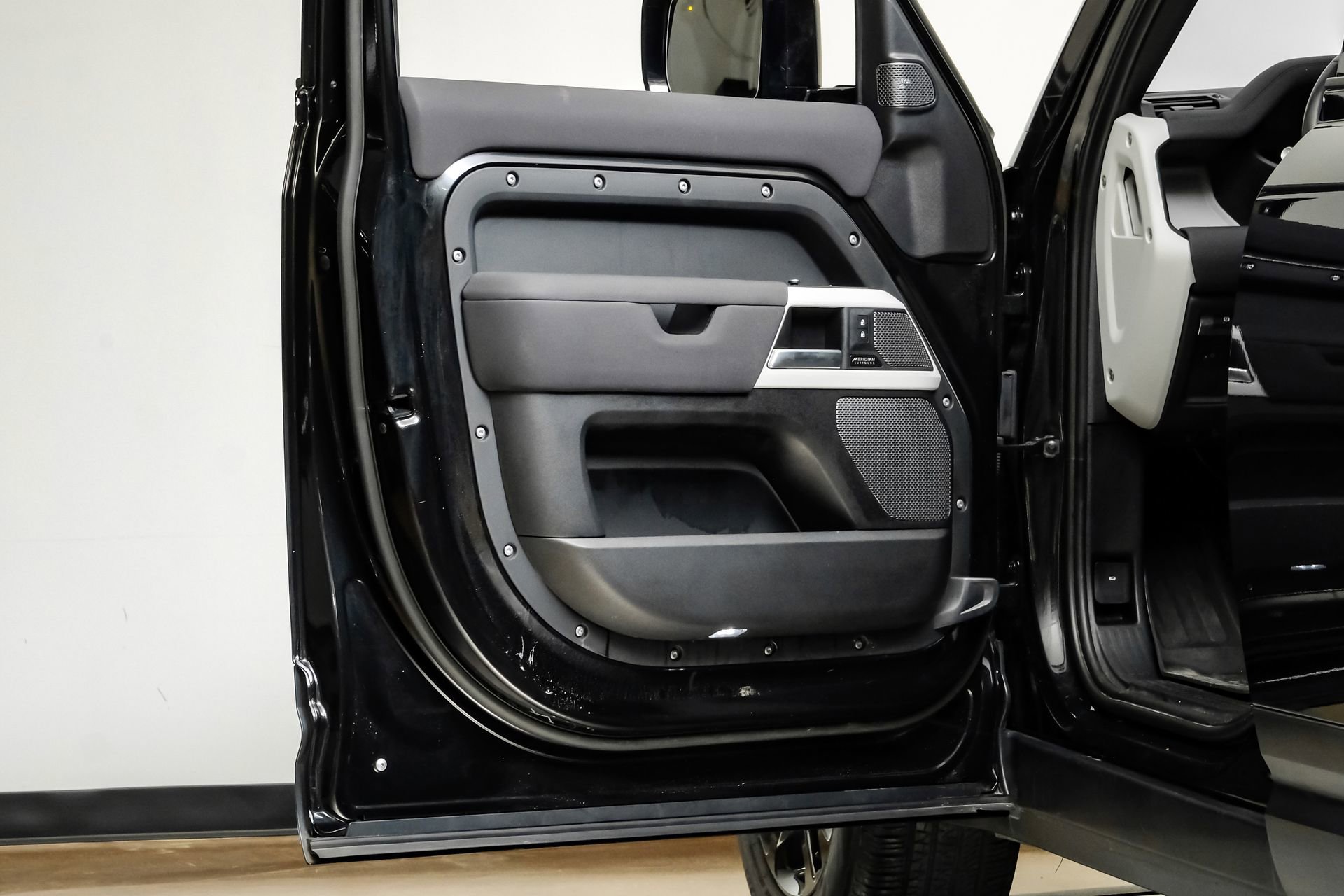 Used 2023 Land Rover Defender 110 SE image 44