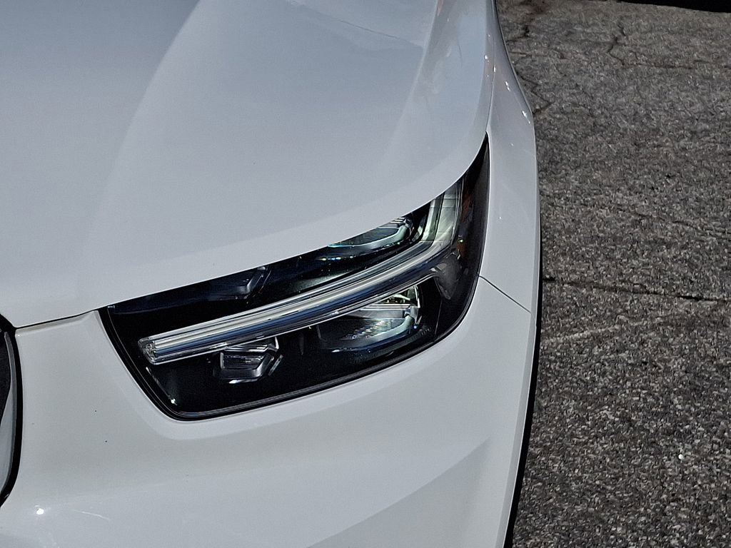 Used 2019 Volvo XC40 T5 Momentum image 9