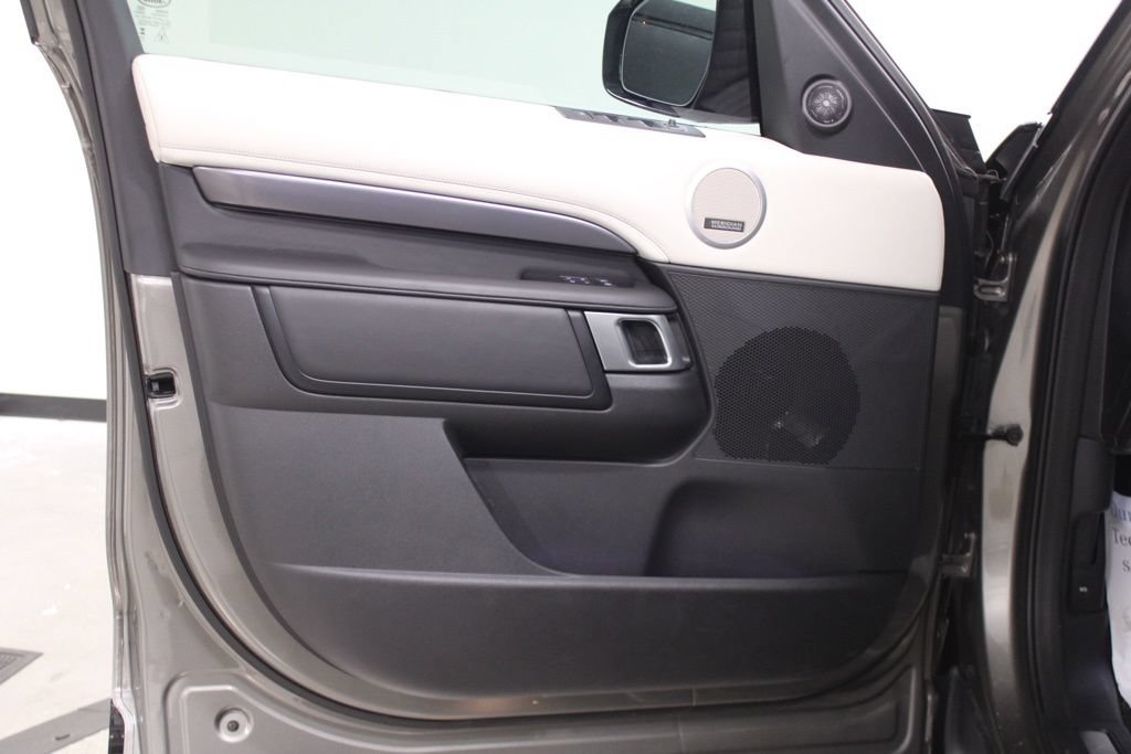 Used 2025 Land Rover Discovery Metropolitan Edition AWD/4WD image 17