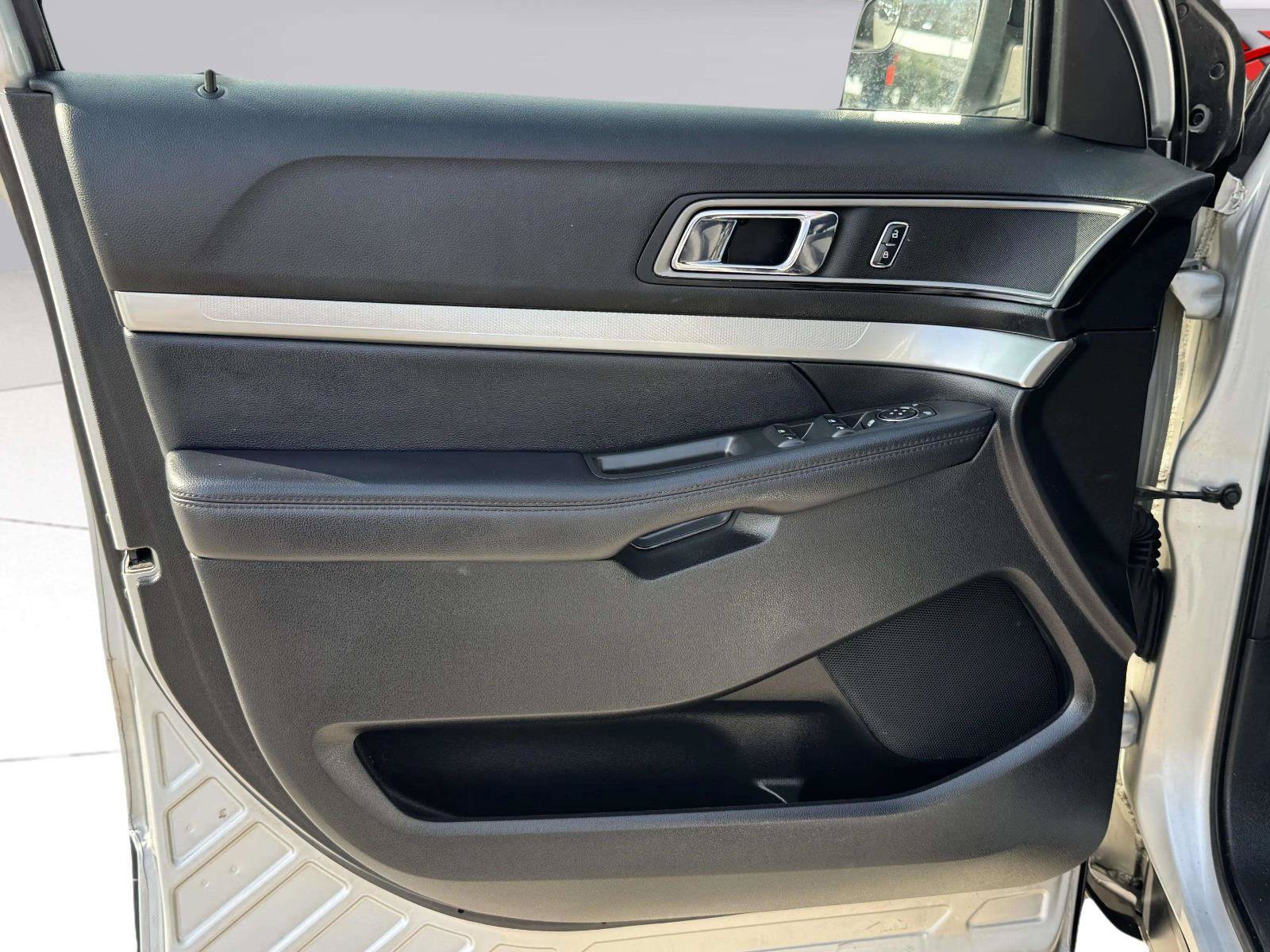 Used 2017 Ford Explorer XLT FWD image 11