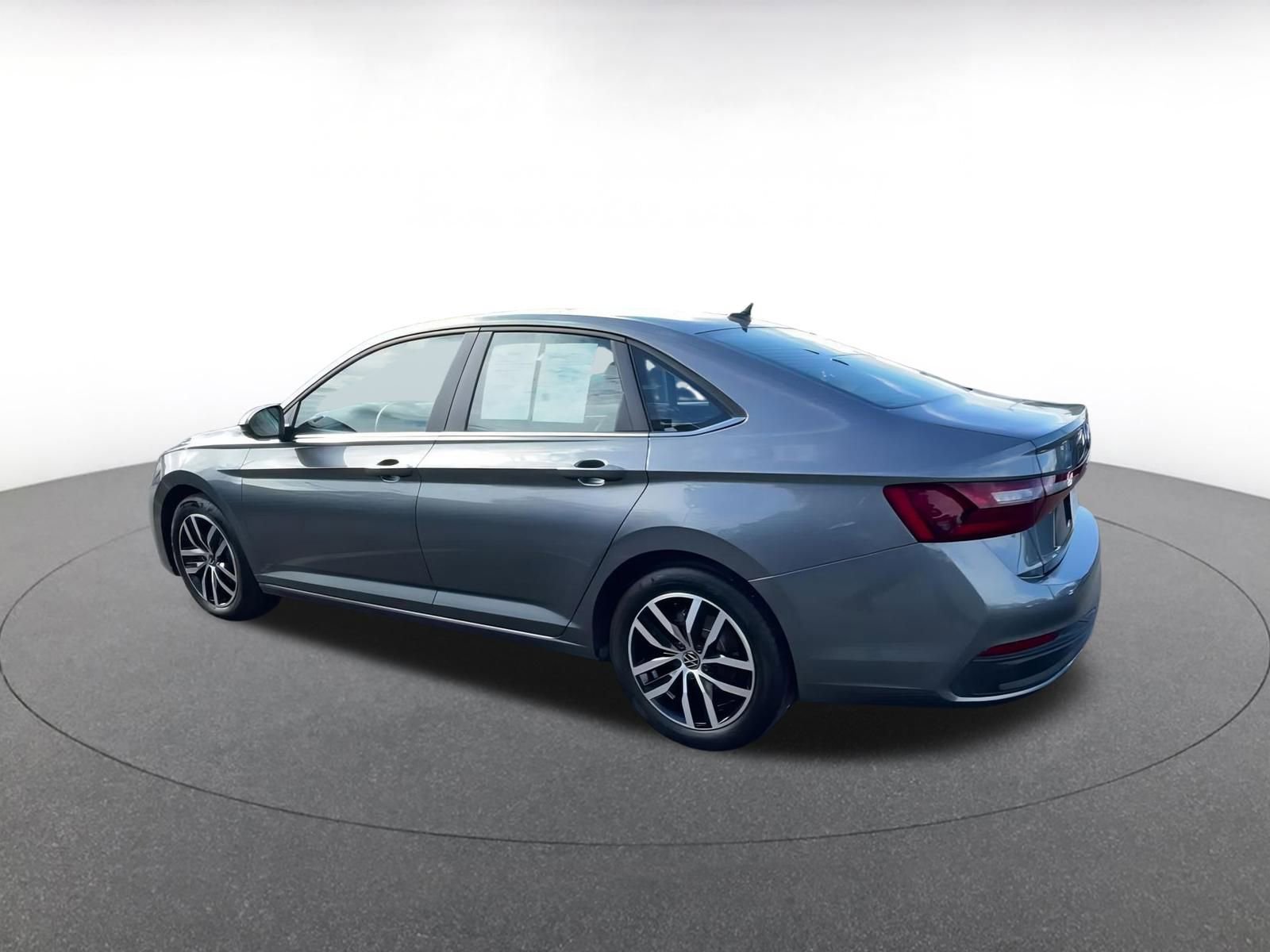 Used 2025 Volkswagen Jetta SE image 10