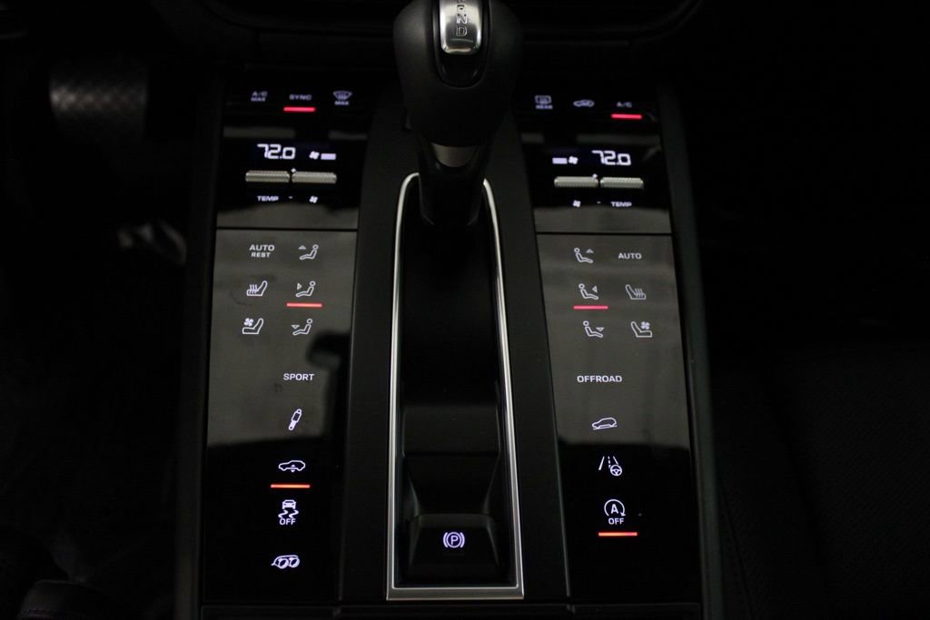 Certified 2025 Porsche Macan GTS image 28