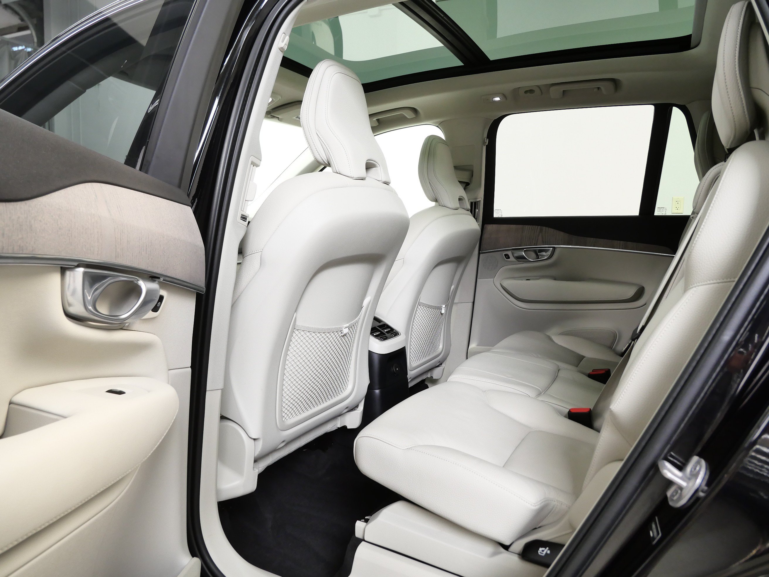 Used 2024 Volvo XC90 T8 Plus w/ Protection Package Premier AWD/4WD image 16