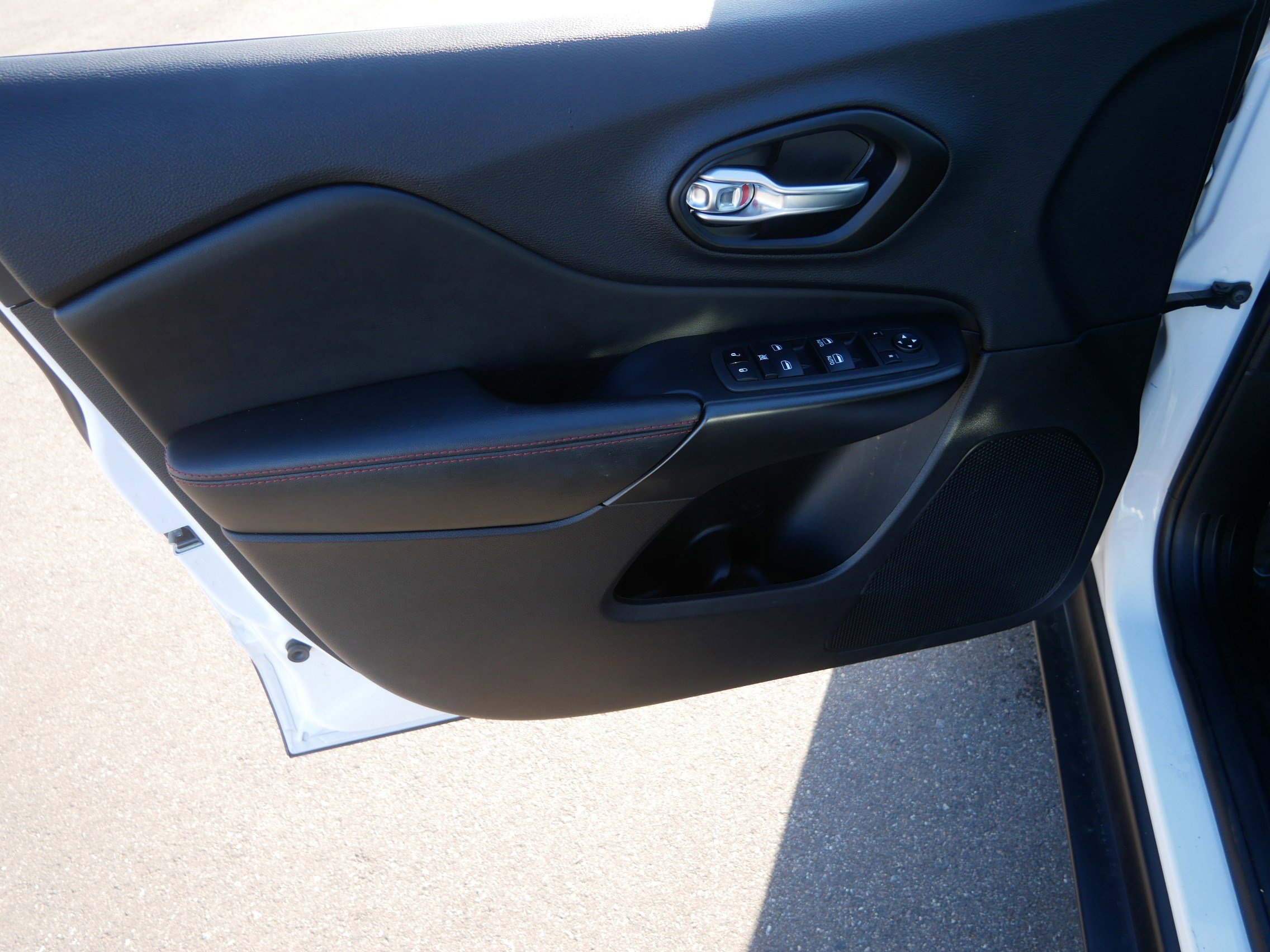 Used 2022 Jeep Cherokee Trailhawk image 22