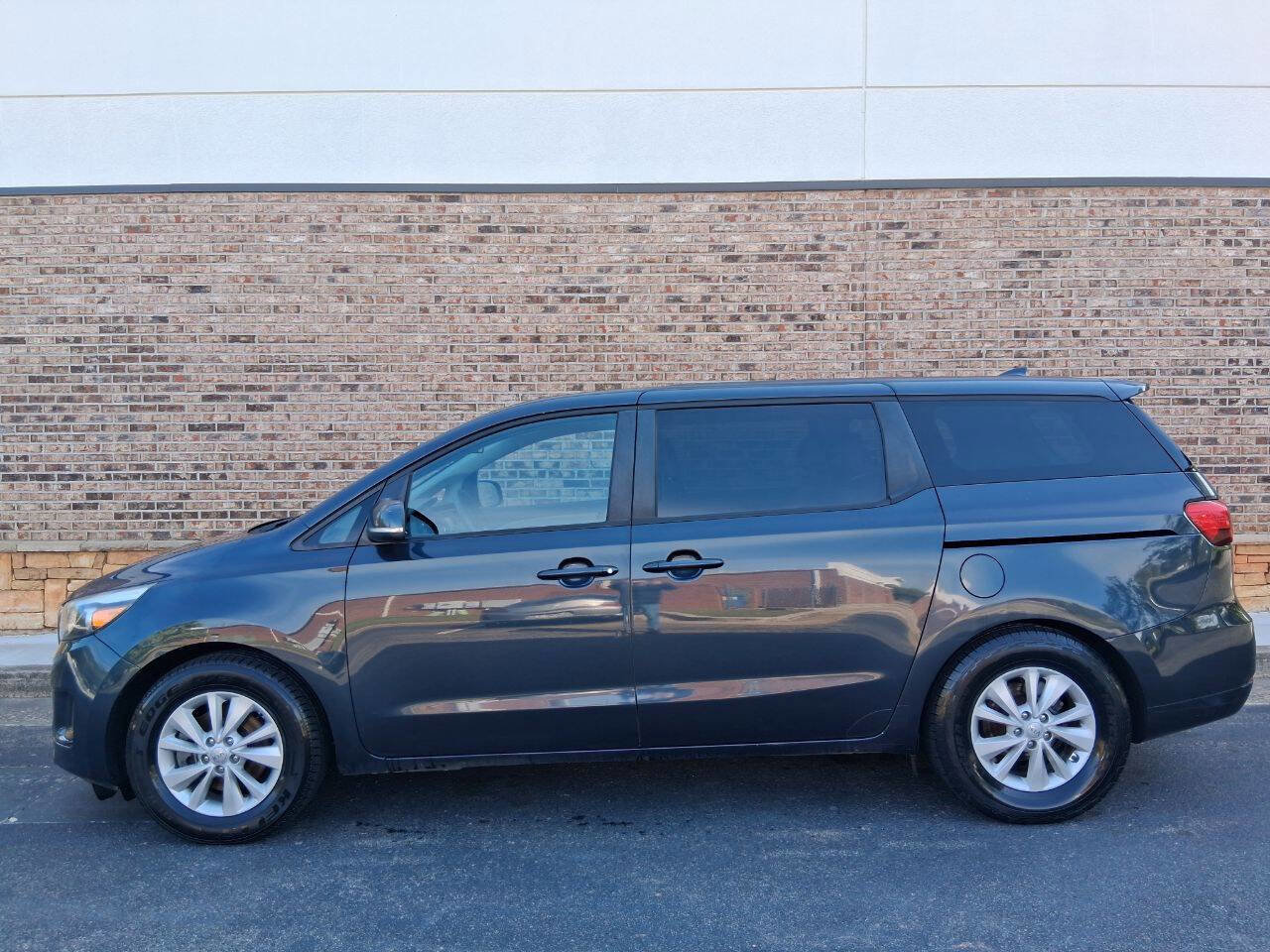 Used 2017 Kia Sedona LX image 2