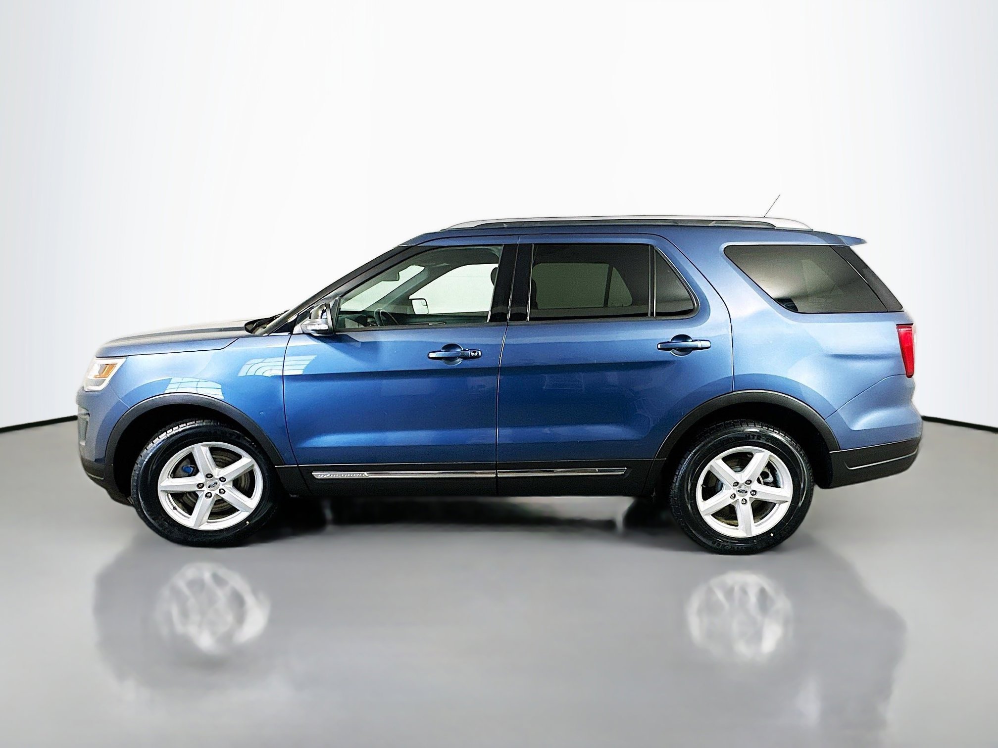 Used 2018 Ford Explorer XLT w/ Equipment Group 201A image 4