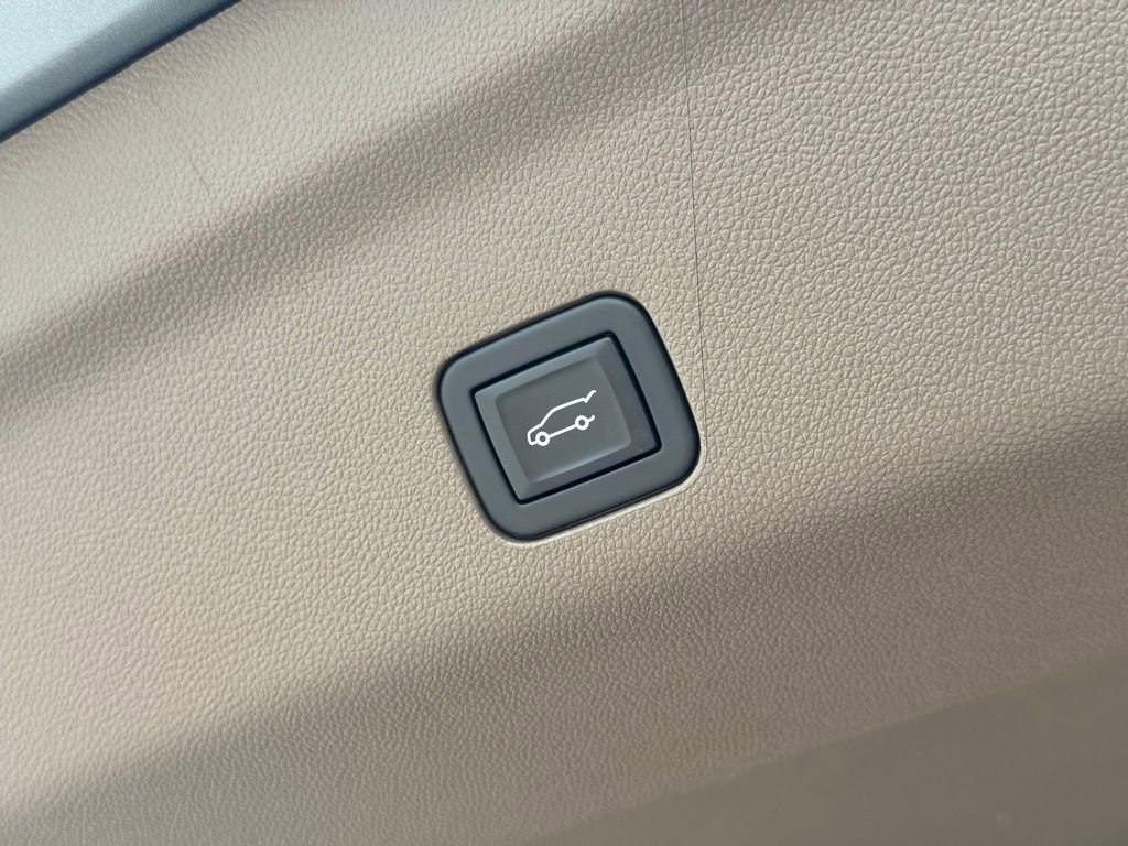 Used 2024 GMC Yukon Denali w/ Advanced Technology Package image 18