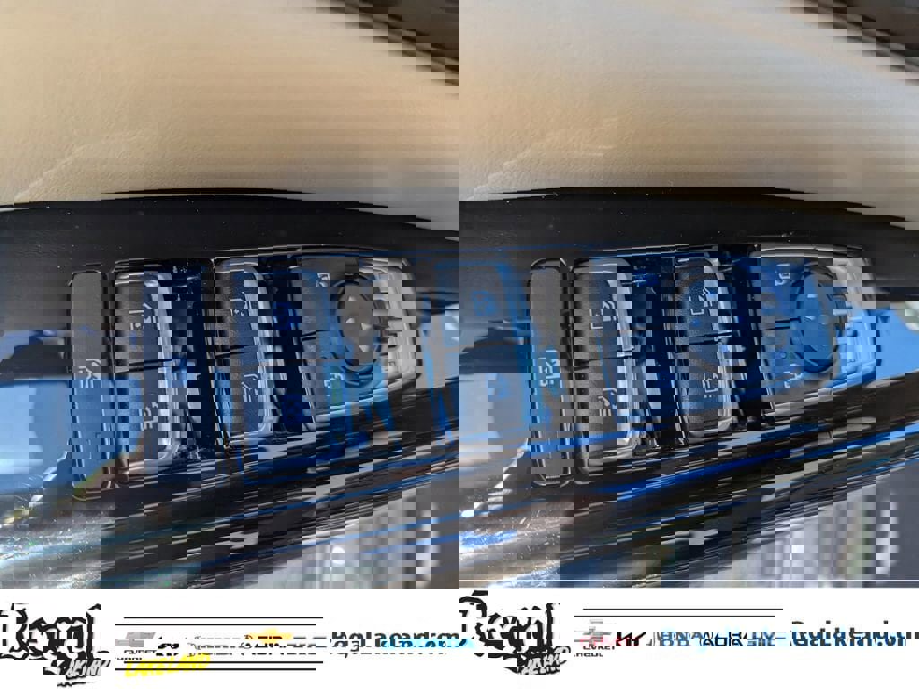 Used 2023 Kia Carnival EX image 17