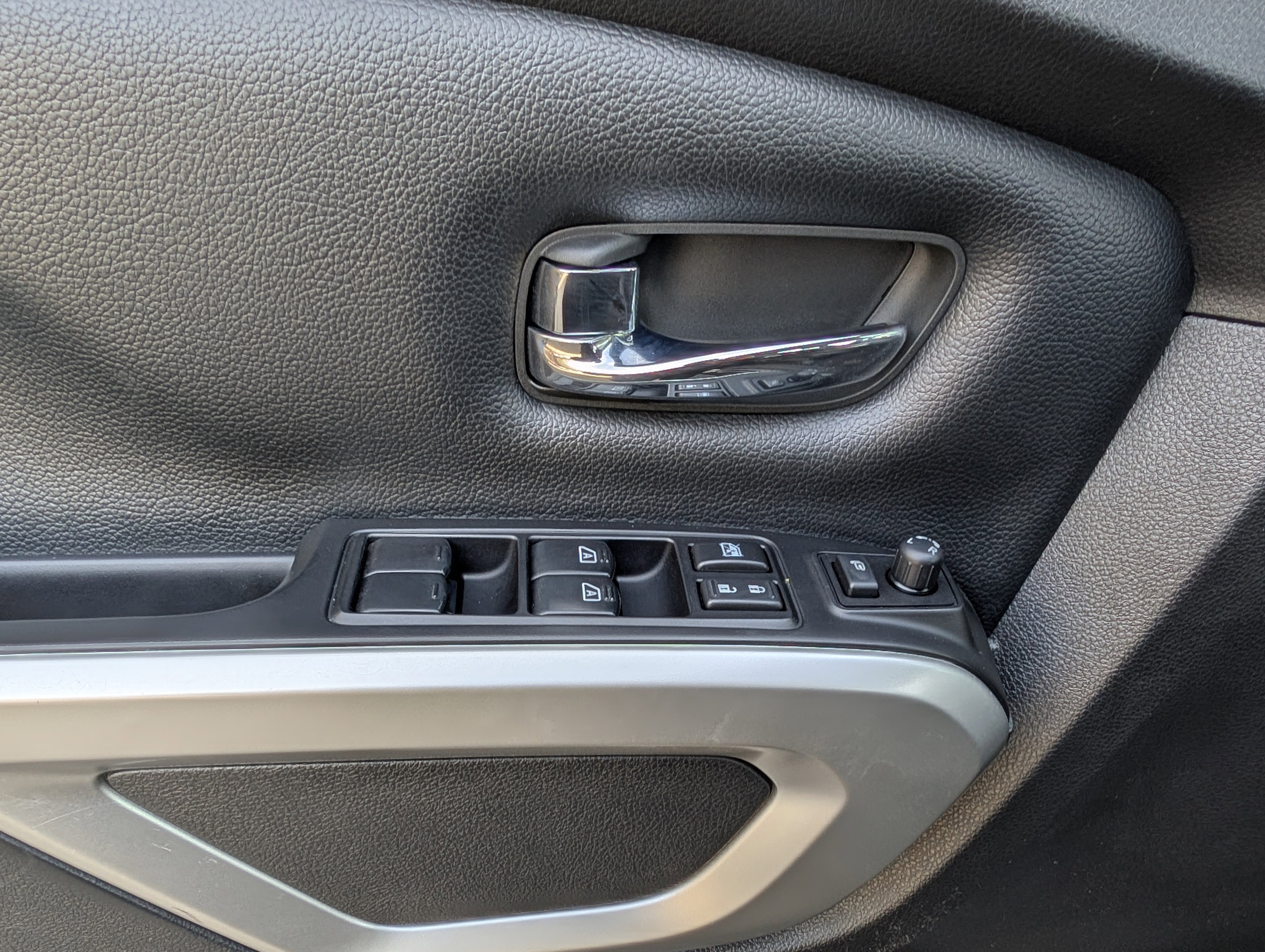 Used 2018 Nissan Titan SL image 15