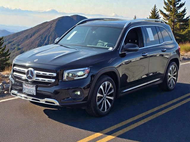 Used 2021 Mercedes-Benz GLB 250 4MATIC w/ Premium Package image 4