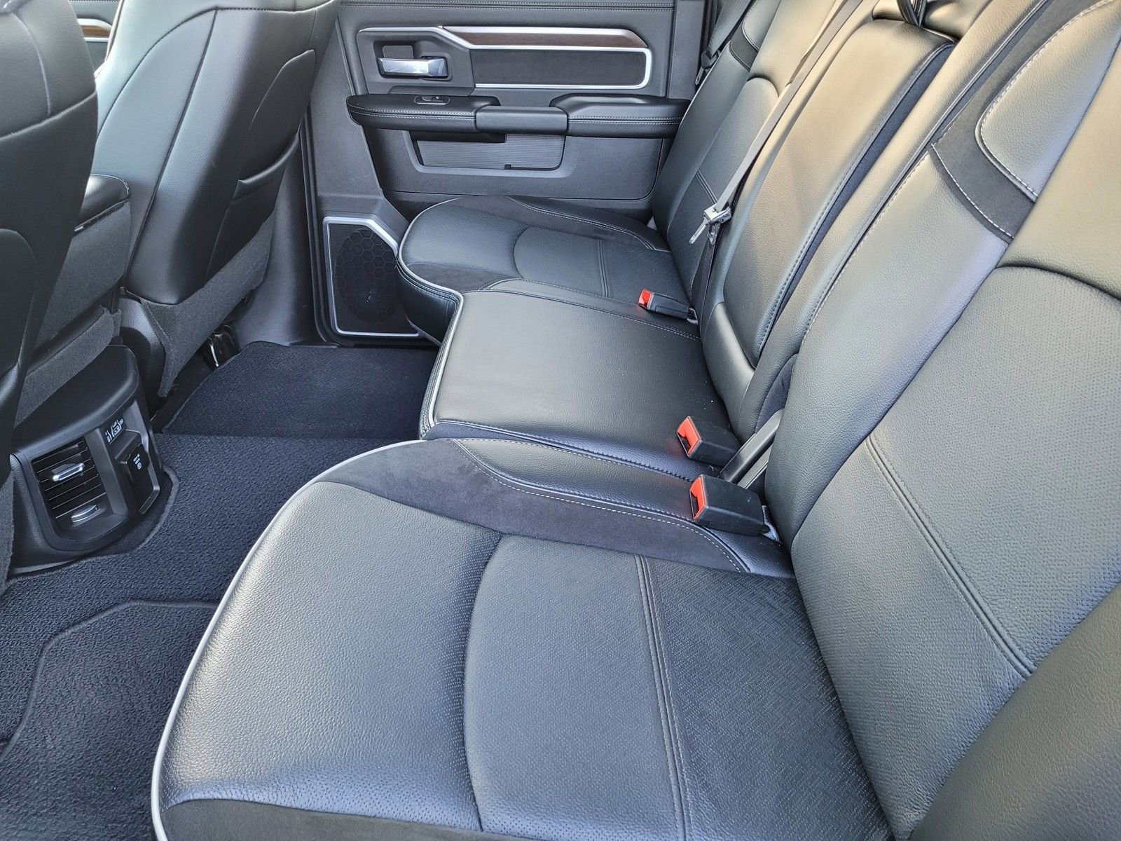 Used 2024 RAM 2500 Laramie AWD/4WD image 17