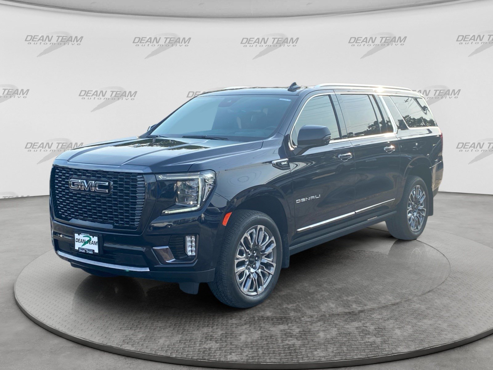 Used 2023 GMC Yukon XL Denali Ultimate w/ LPO, Floor Liner Package AWD/4WD image 3
