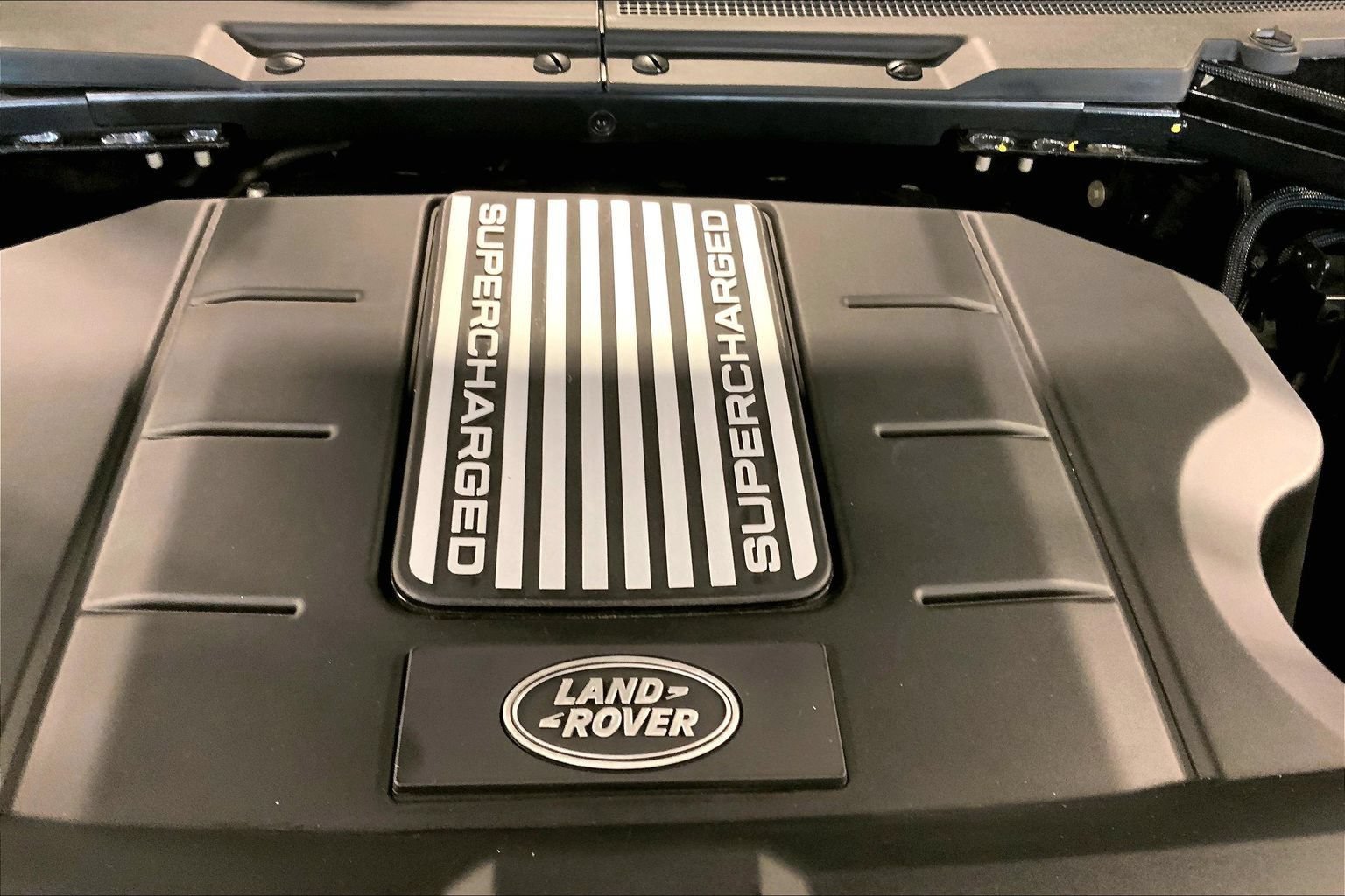Certified 2025 Land Rover Defender 110 X-Dynamic SE AWD/4WD image 32