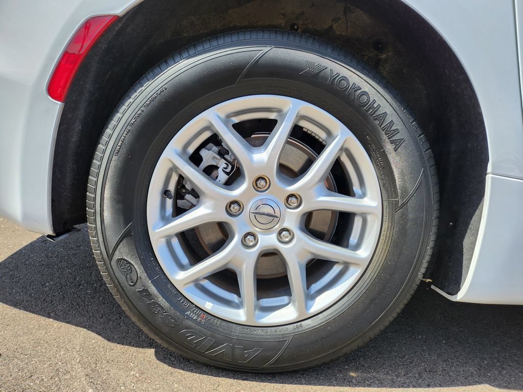 Used 2024 Chrysler Pacifica Touring-L FWD image 38