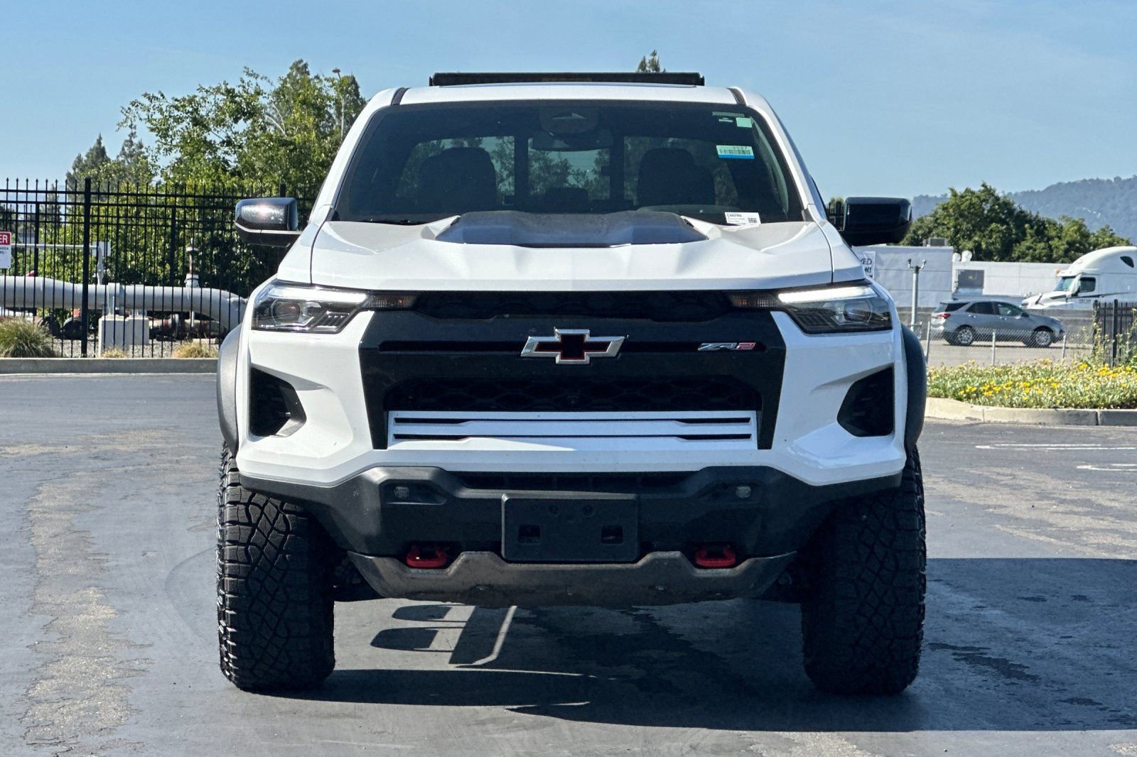 Used 2025 Chevrolet Colorado ZR2 w/ Midnight Edition AWD/4WD image 9