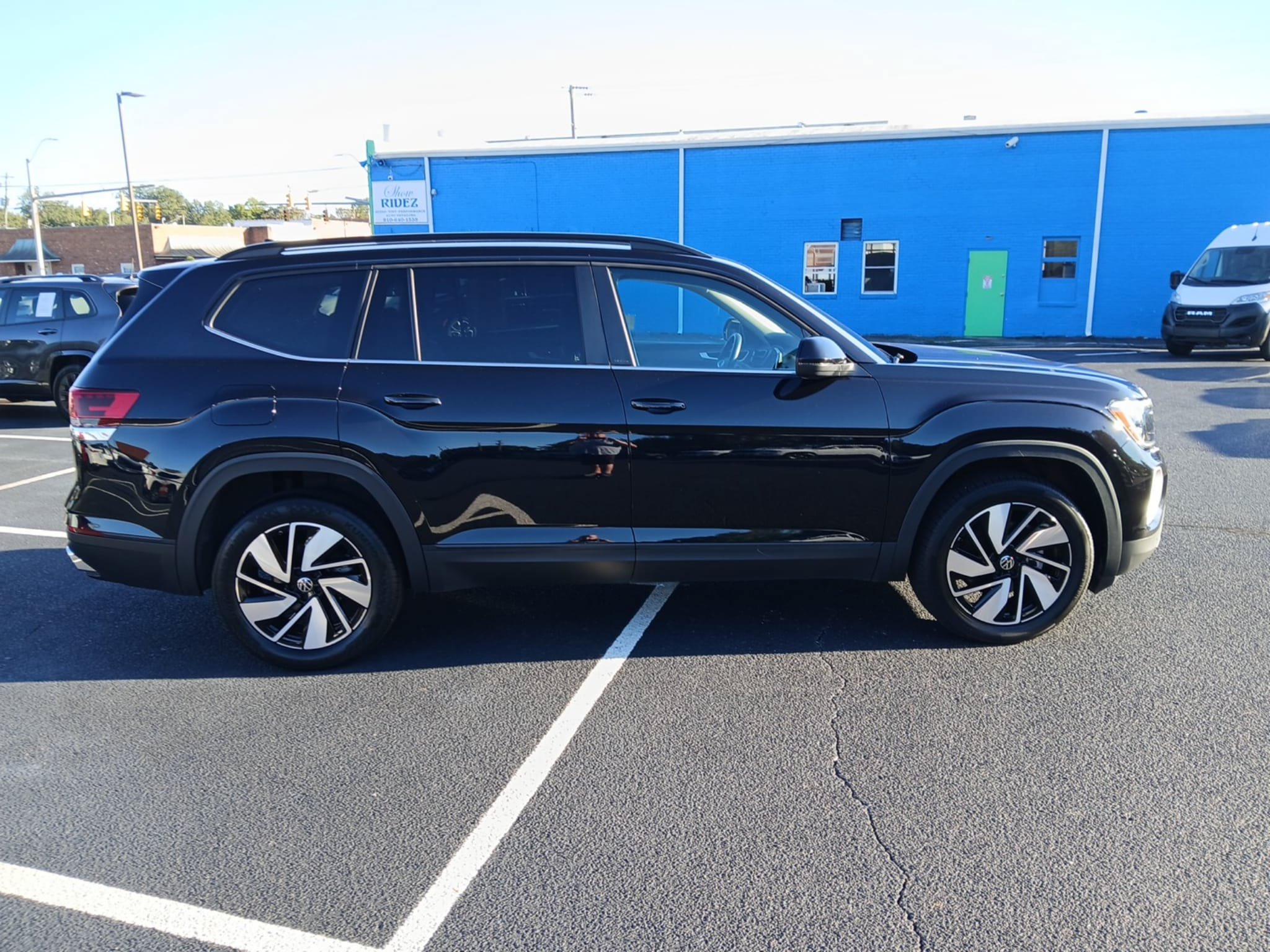 Used 2025 Volkswagen Atlas SE FWD image 2