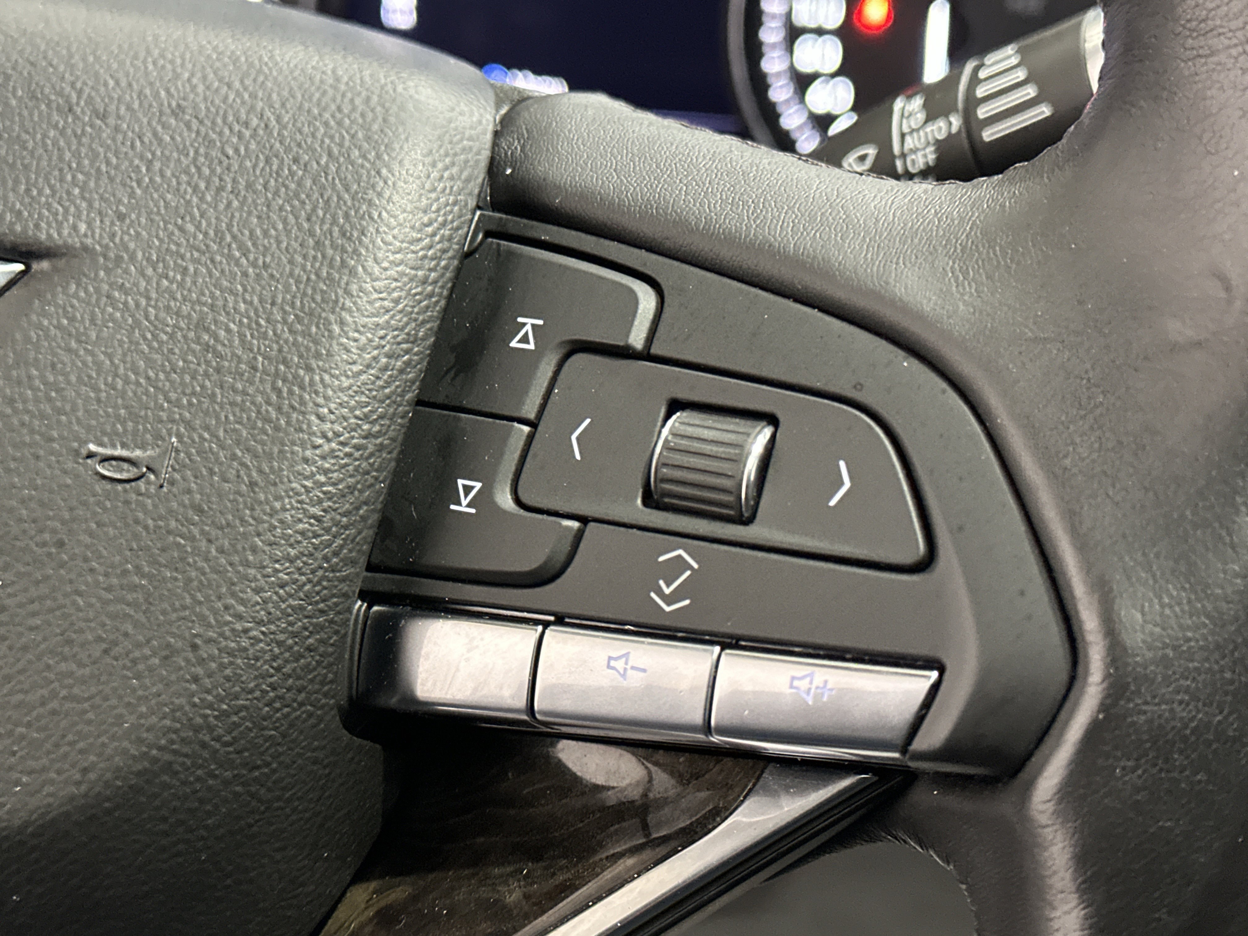 Used 2024 Cadillac XT6 Premium Luxury w/ Technology Package image 32