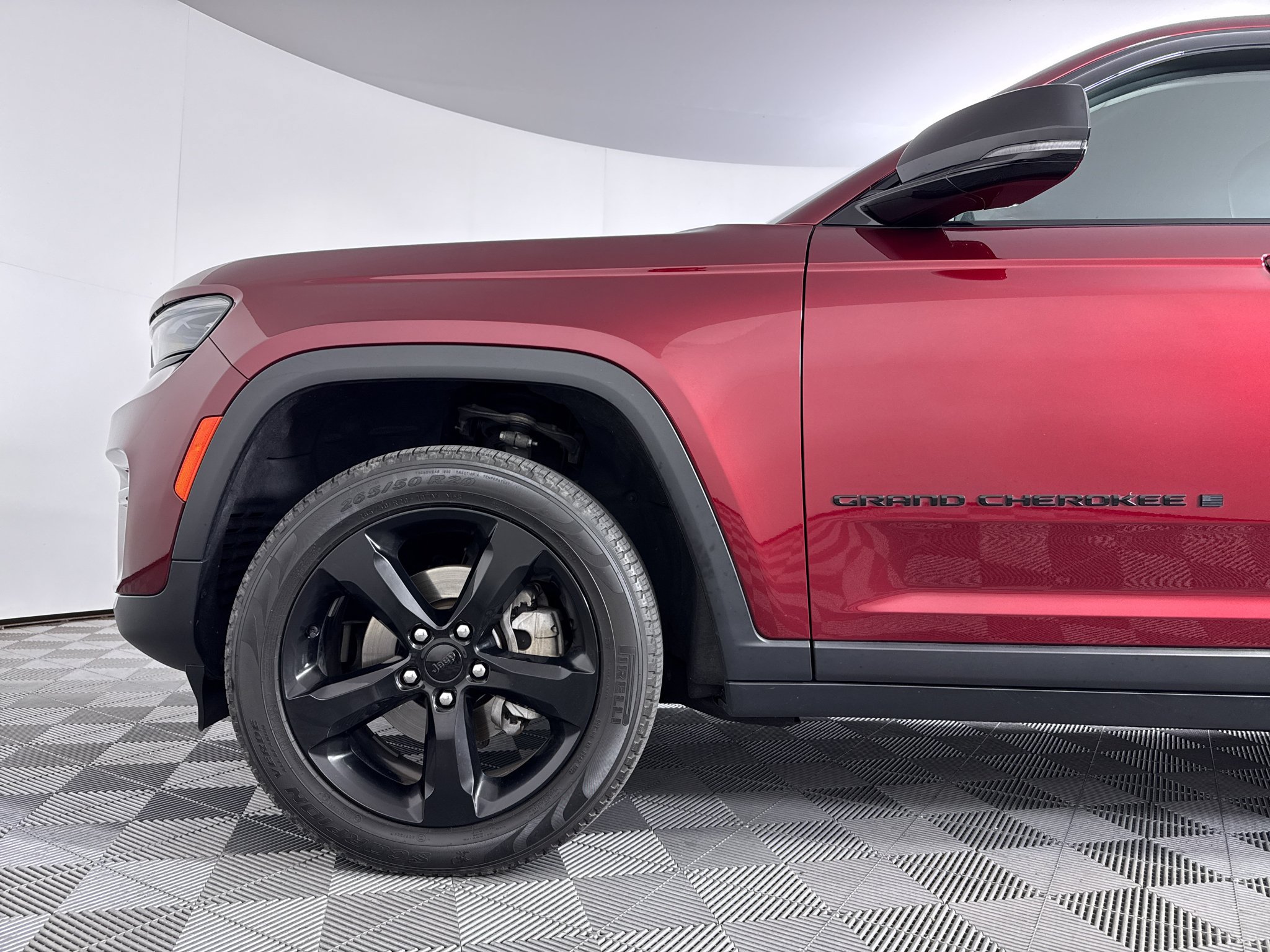 Used 2023 Jeep Grand Cherokee Limited w/ Black Appearance Package AWD/4WD image 22