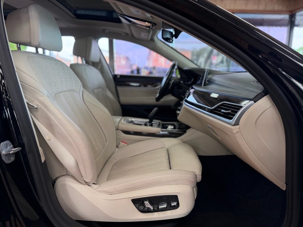 Used 2020 BMW 750i xDrive w/ Executive Package AWD/4WD image 19