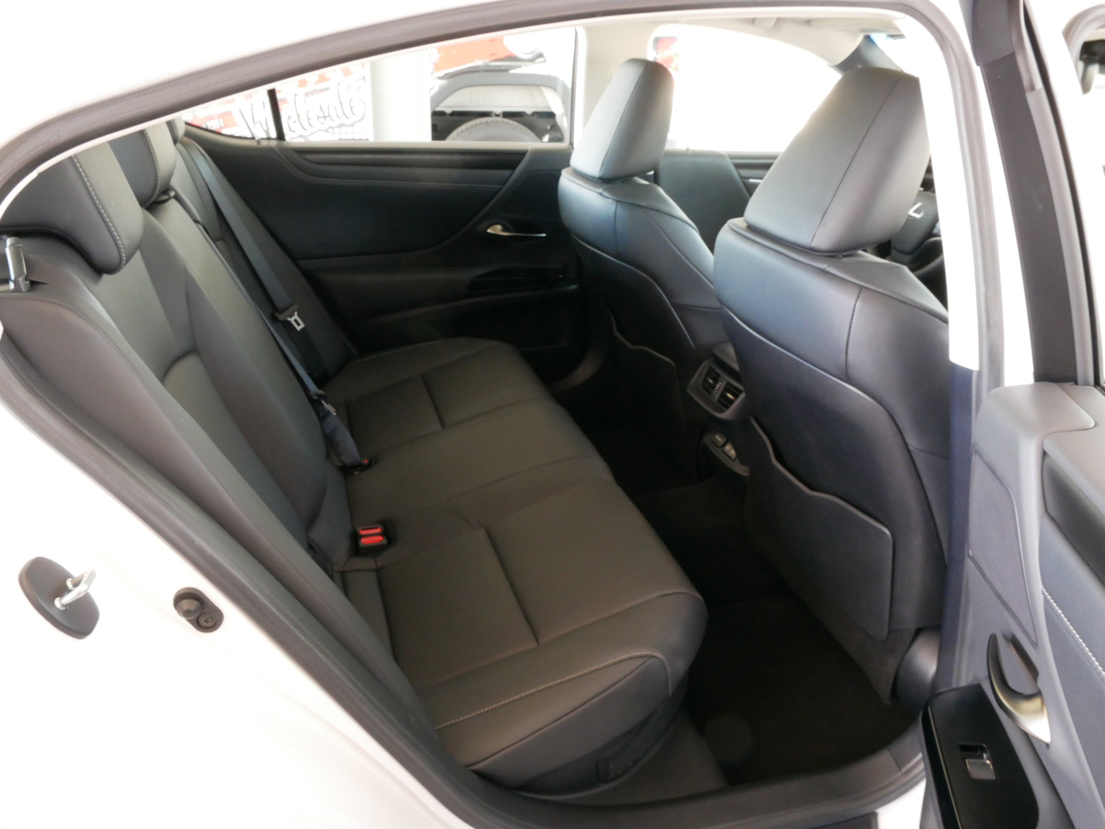 Certified 2025 Lexus ES 300h w/ Premium Package FWD image 16