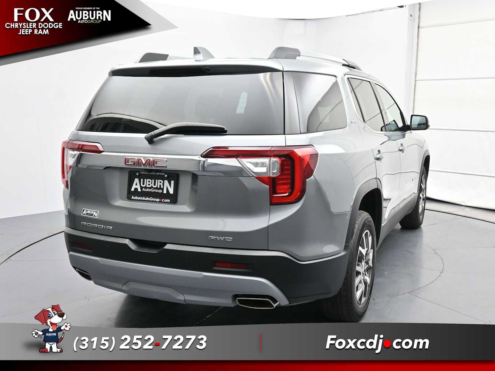 Used 2023 GMC Acadia SLE w/ Driver Convenience Package image 4