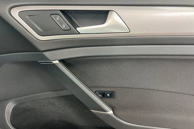 Used 2016 Volkswagen e-Golf SE image 21