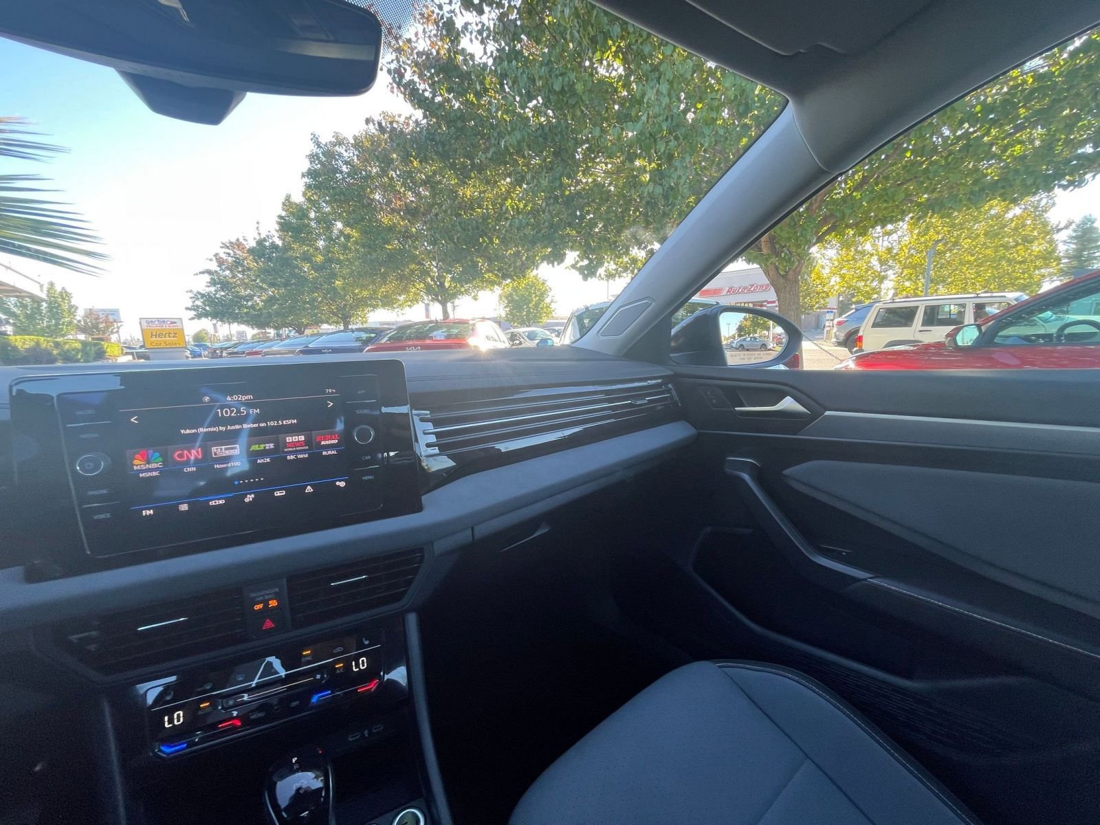 Used 2025 Volkswagen Jetta SE image 29