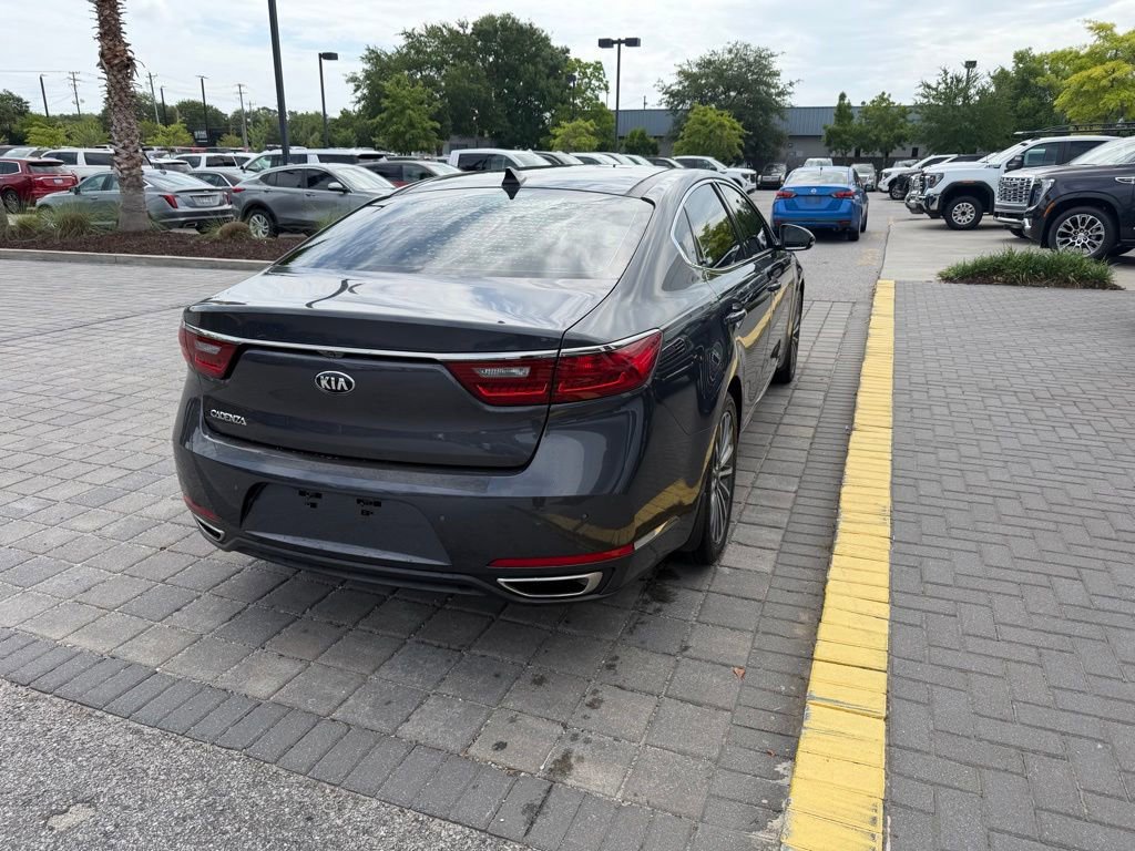 Used 2017 Kia Cadenza Premium w/ Luxury Package FWD image 5