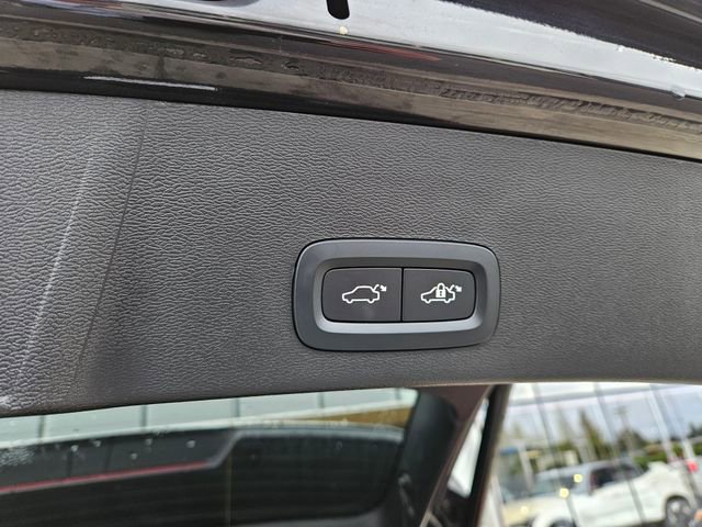 Used 2025 Volvo XC40 B5 Plus AWD/4WD image 13