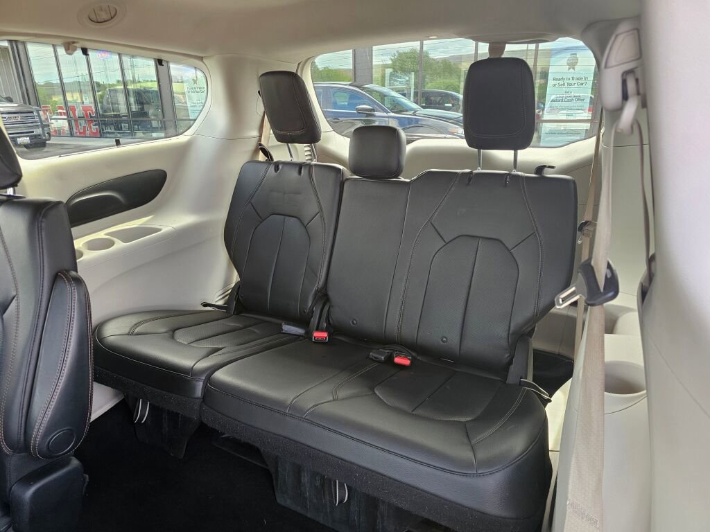 Used 2019 Chrysler Pacifica Touring-L FWD image 17
