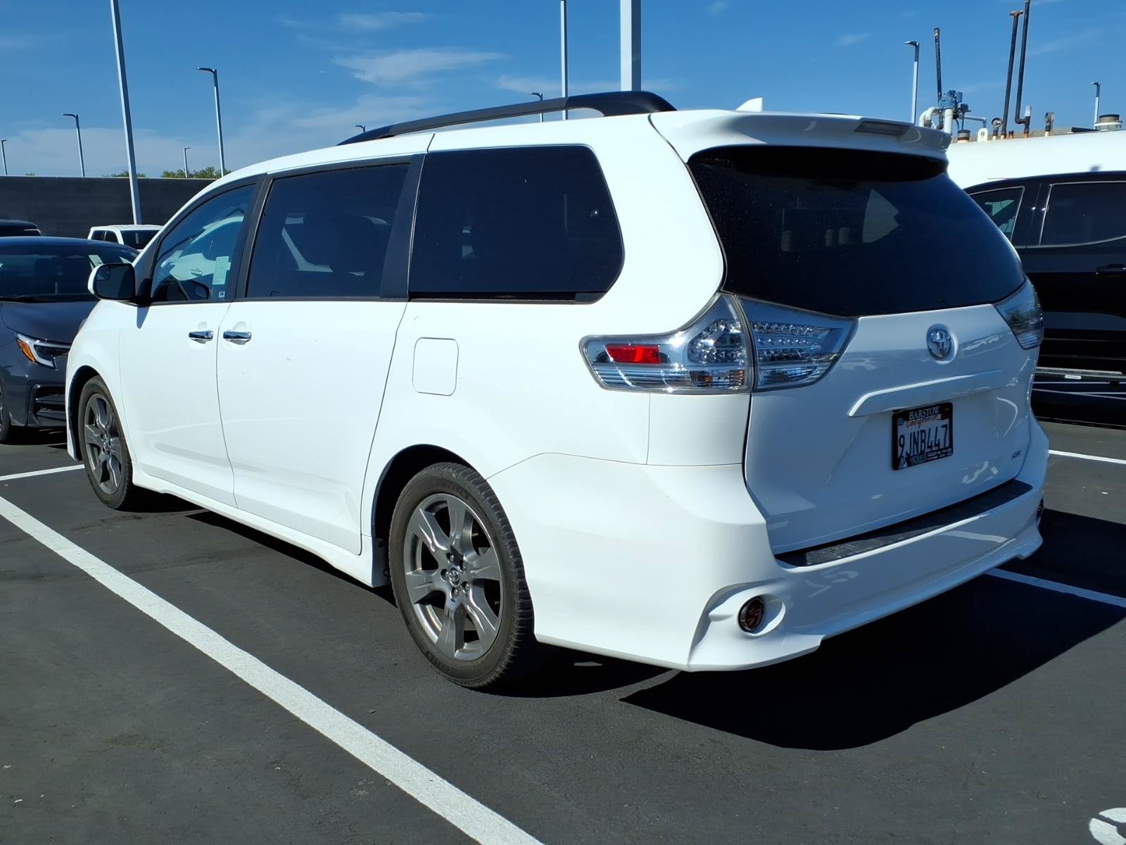 Used 2020 Toyota Sienna SE w/ Carpet Mat Package FWD image 3
