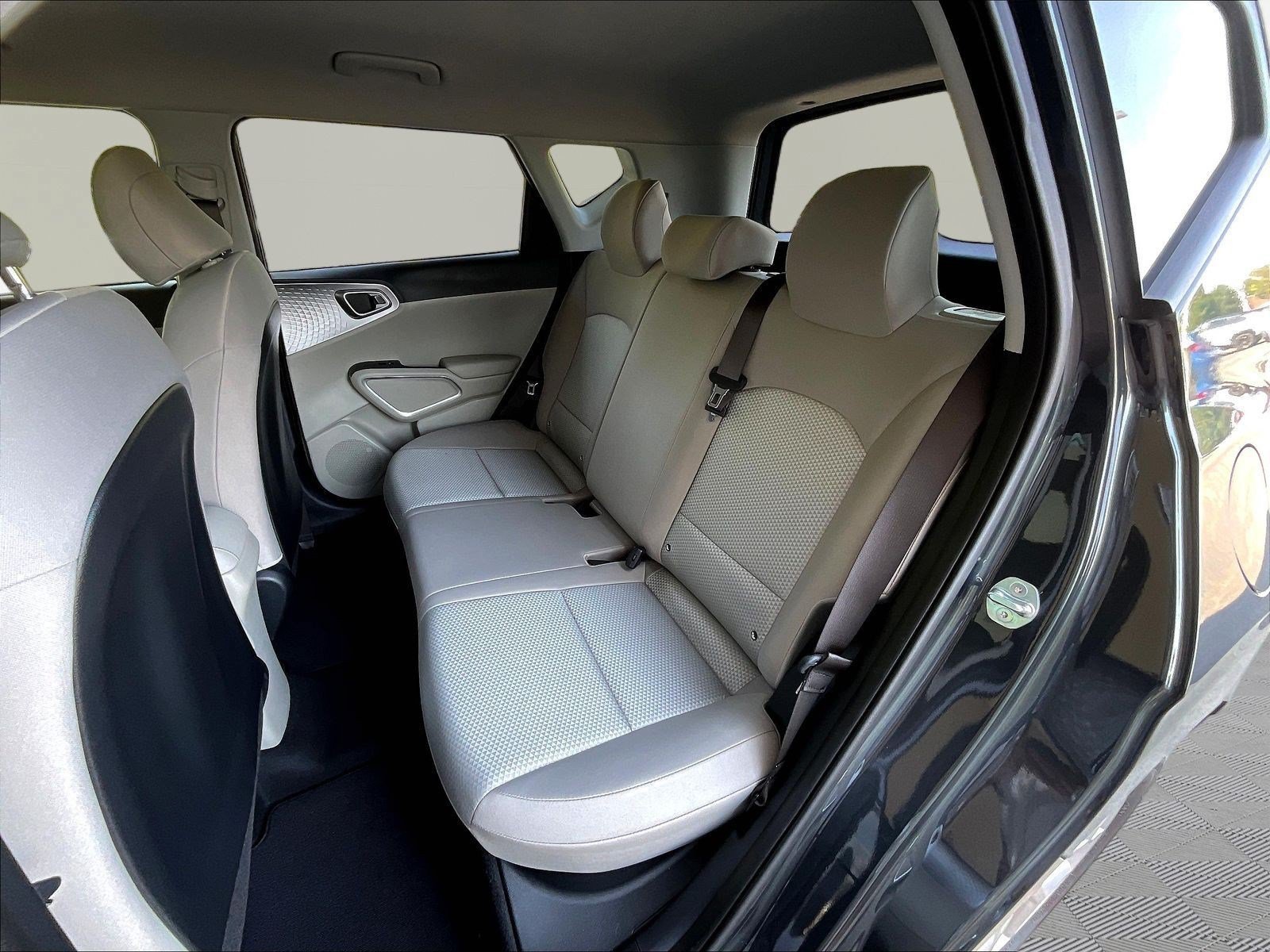 Used 2025 Kia Soul LX w/ LX Technology Package FWD image 19