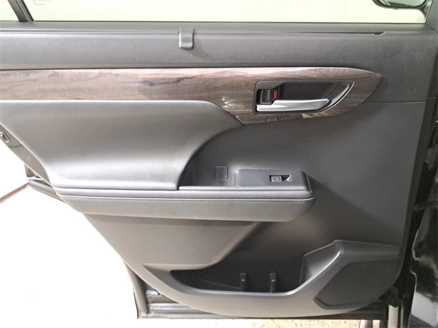 Used 2024 Toyota Highlander Limited image 15