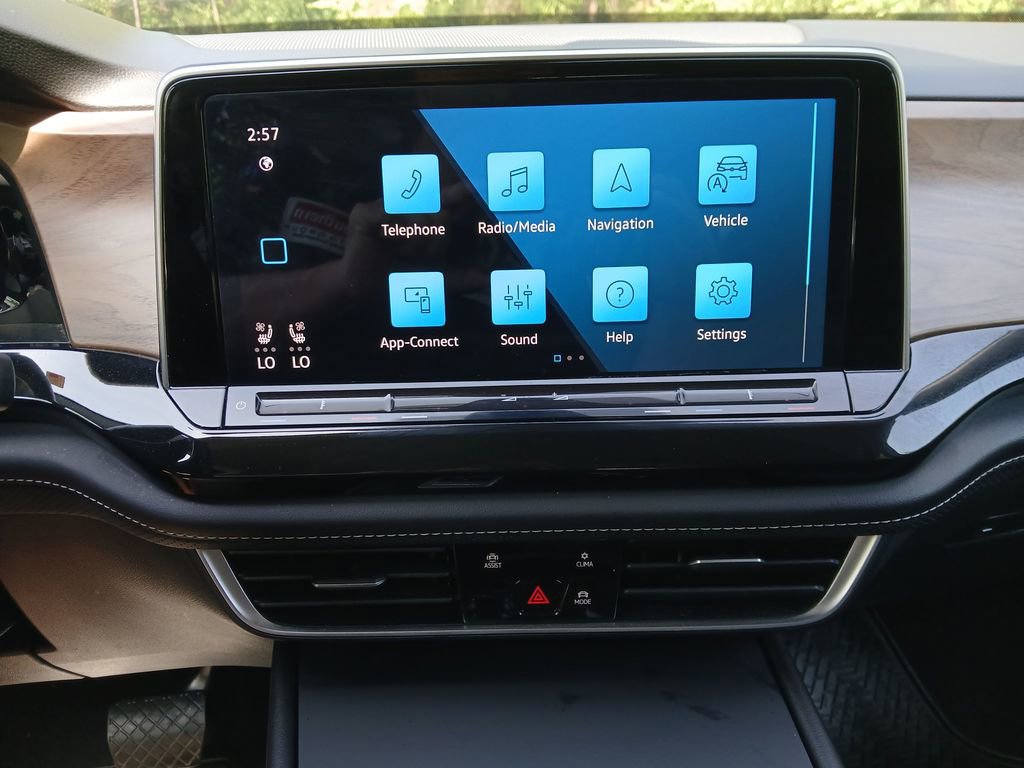 Used 2025 Volkswagen Atlas SE image 34