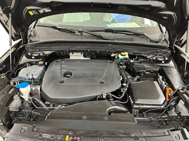 Used 2024 Volvo XC40 B5 Plus image 11