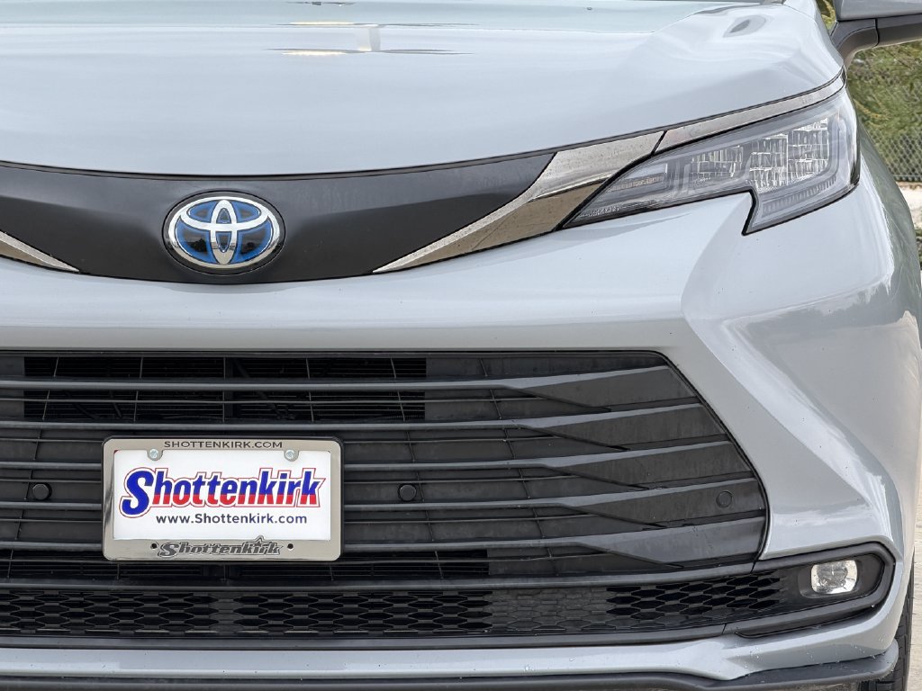 Used 2024 Toyota Sienna XLE Woodland Edition AWD/4WD image 8