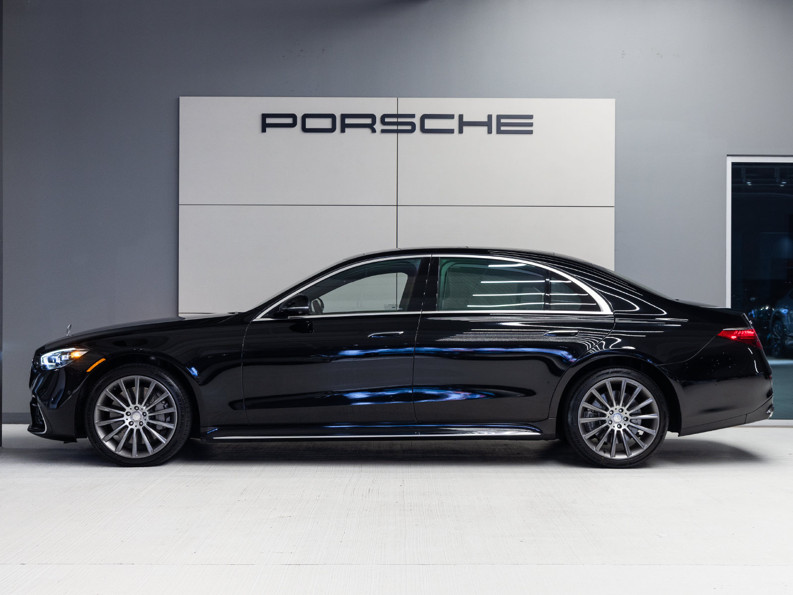 Used 2023 Mercedes-Benz S 580 4MATIC Sedan image 2