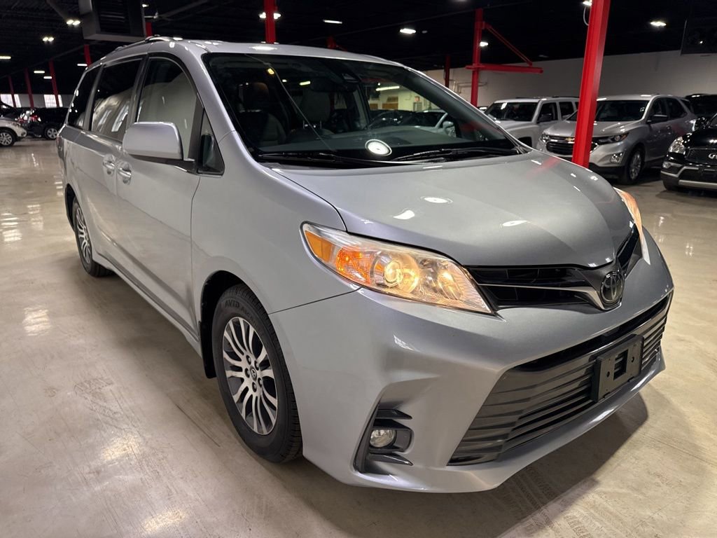 Used 2018 Toyota Sienna XLE Premium w/ Carpet Mat Package image 8