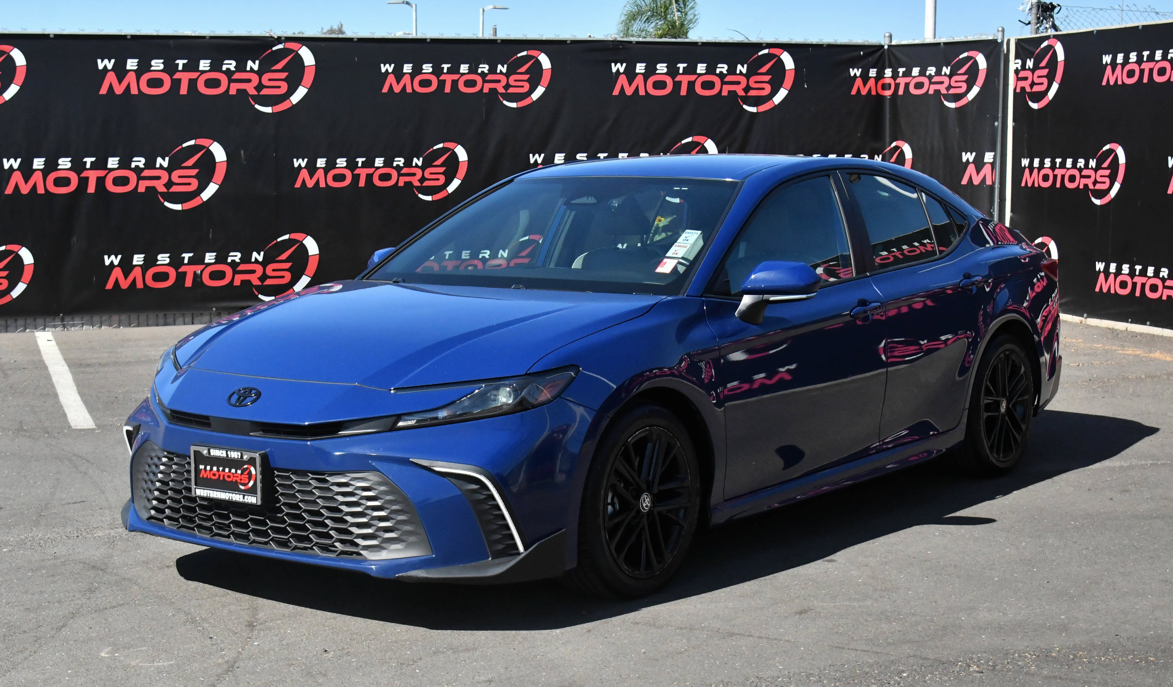 Used 2025 Toyota Camry SE w/ Convenience Package FWD image 3