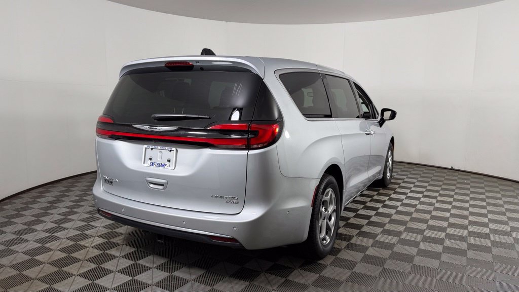 Used 2024 Chrysler Pacifica Limited AWD/4WD image 8