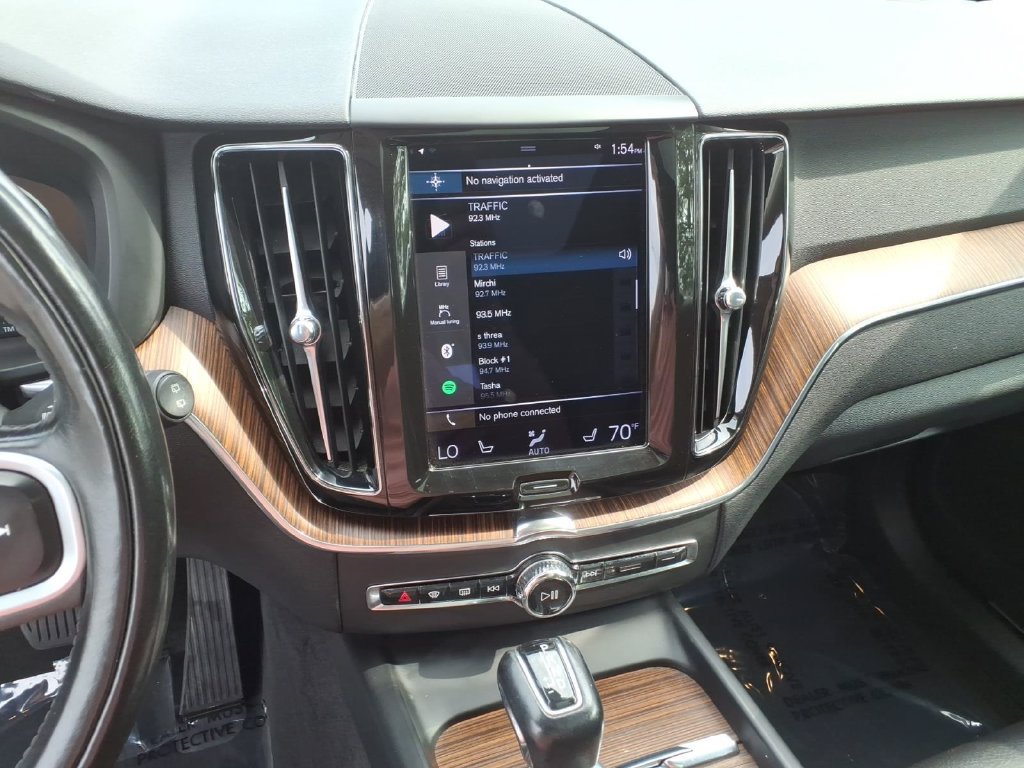 Used 2021 Volvo XC60 T5 Momentum w/ Climate Package AWD/4WD image 9