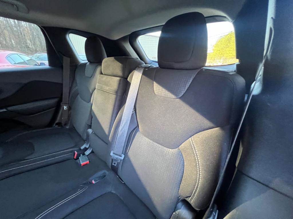 Used 2015 Jeep Cherokee Latitude w/ Cold Weather Group AWD/4WD image 10
