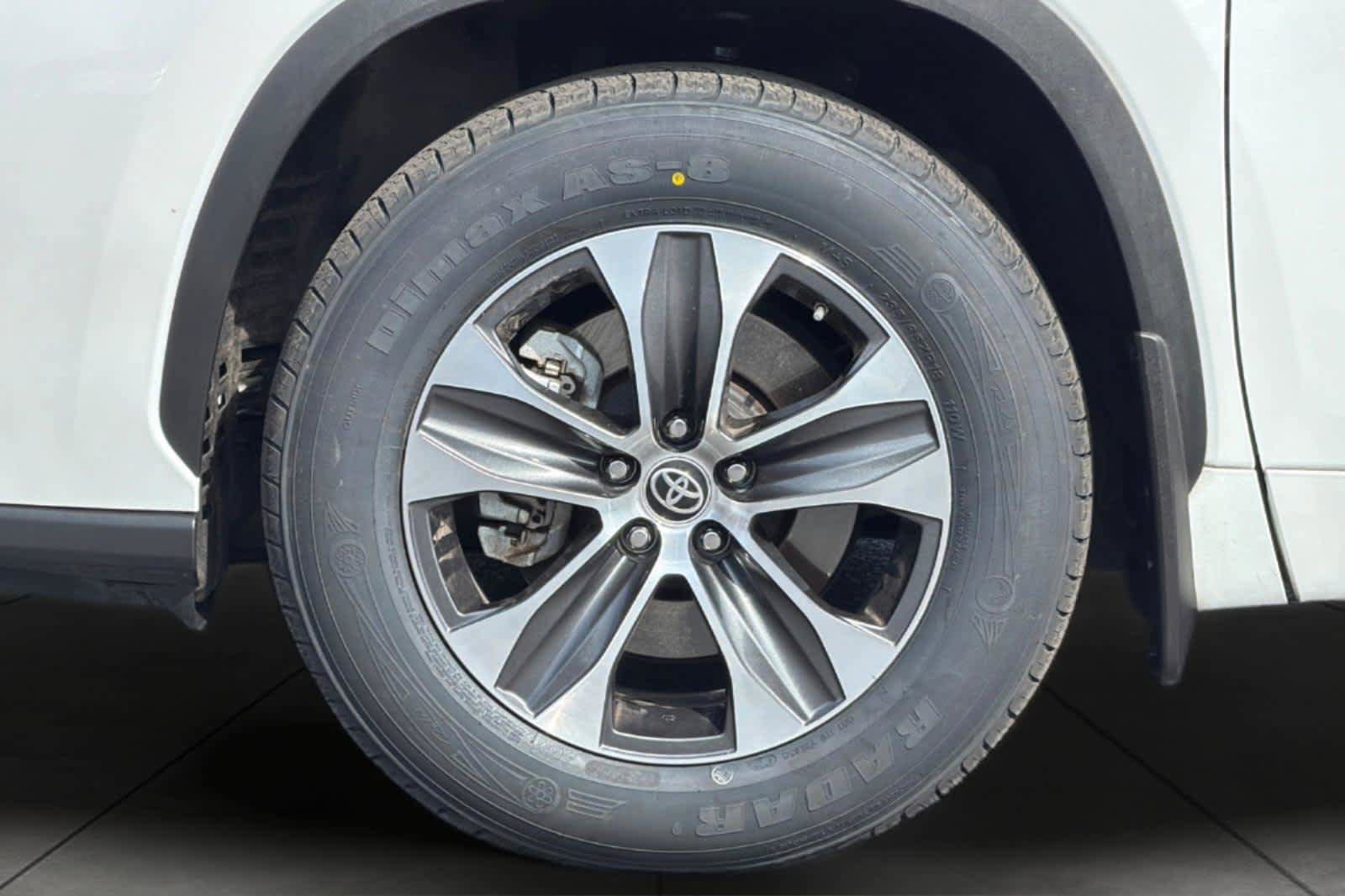 Used 2022 Toyota Highlander XLE AWD/4WD image 11