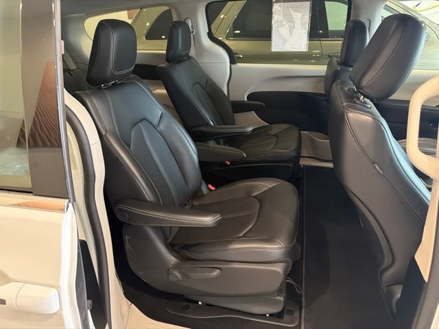 Used 2023 Chrysler Pacifica Touring-L FWD image 18