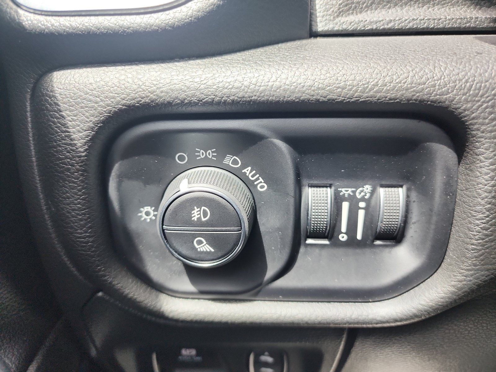 Used 2024 RAM 1500 Laramie AWD/4WD image 19