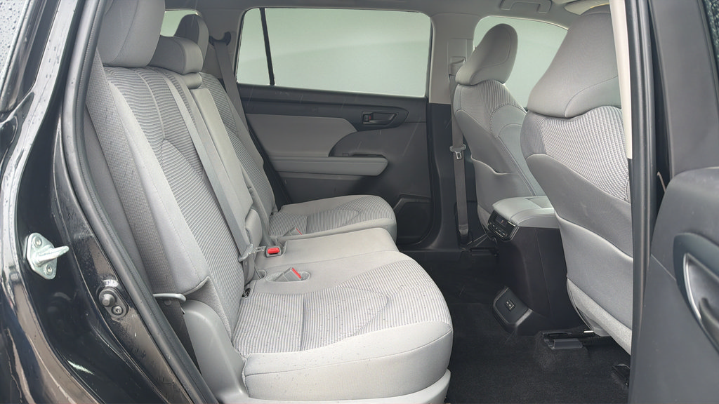 Used 2024 Toyota Highlander LE AWD/4WD image 18